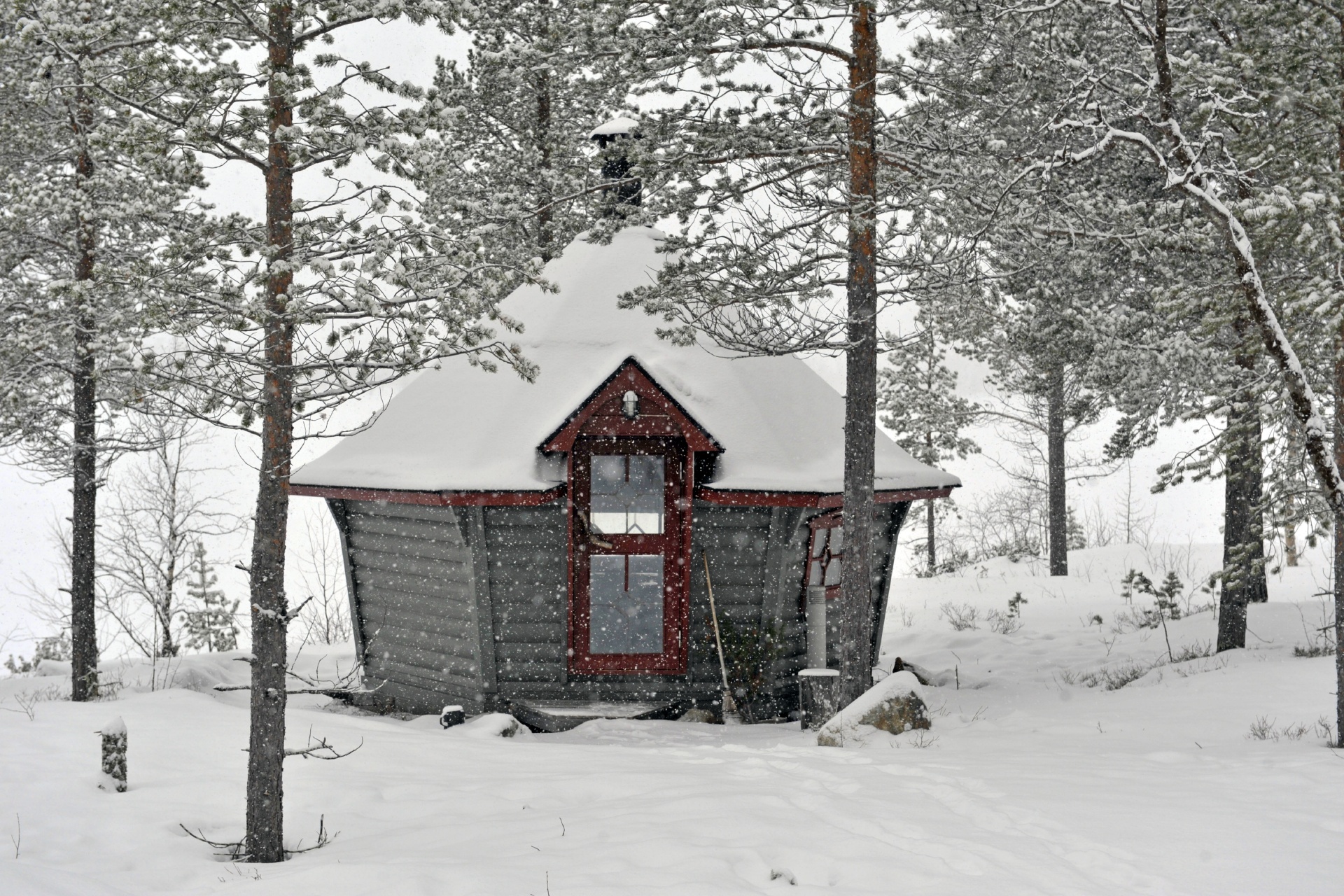 雪の森の中の「コタ」　イナリ　フィンランドの風景