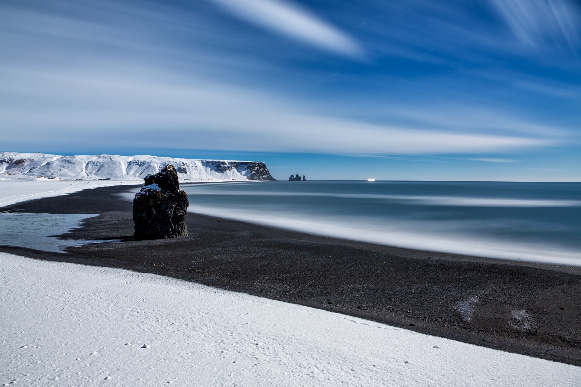 レイニスフィヤラのブラックサンドビーチ　アイスランドの風景