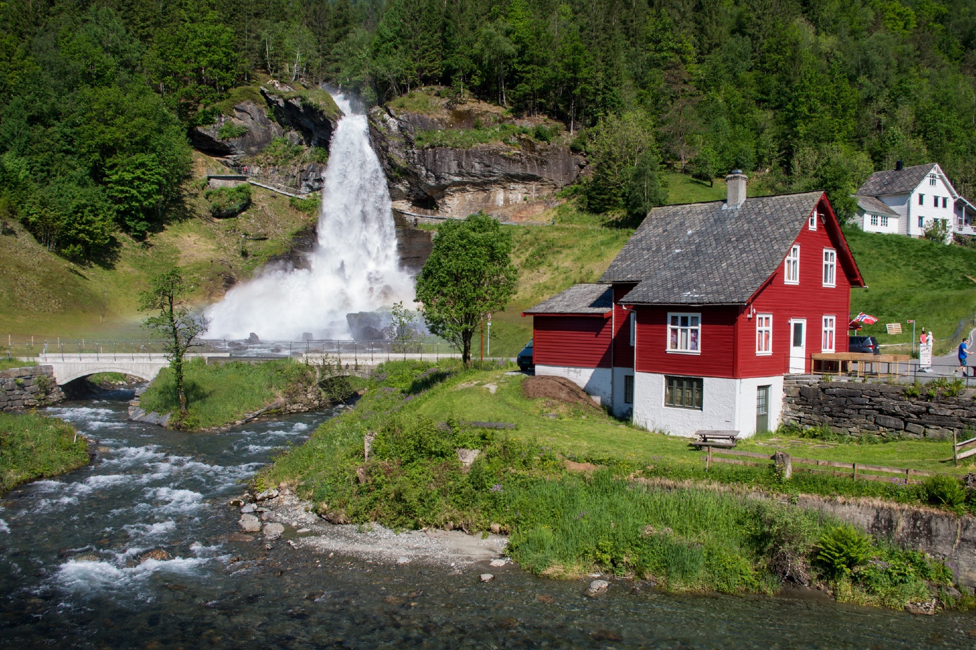 スタインダールの滝　ノルウェーの風景