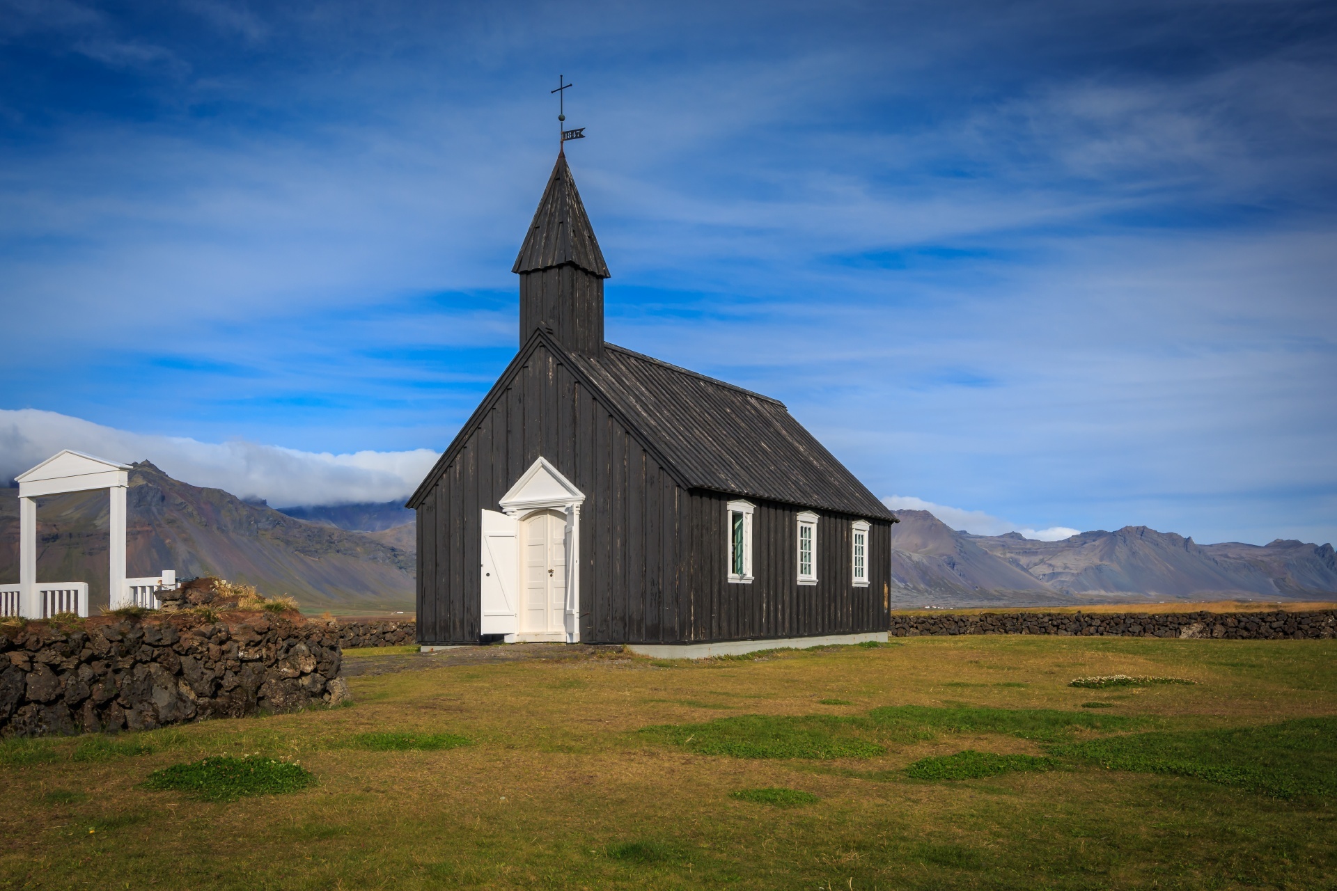 ブージルの黒の教会　アイスランドの風景