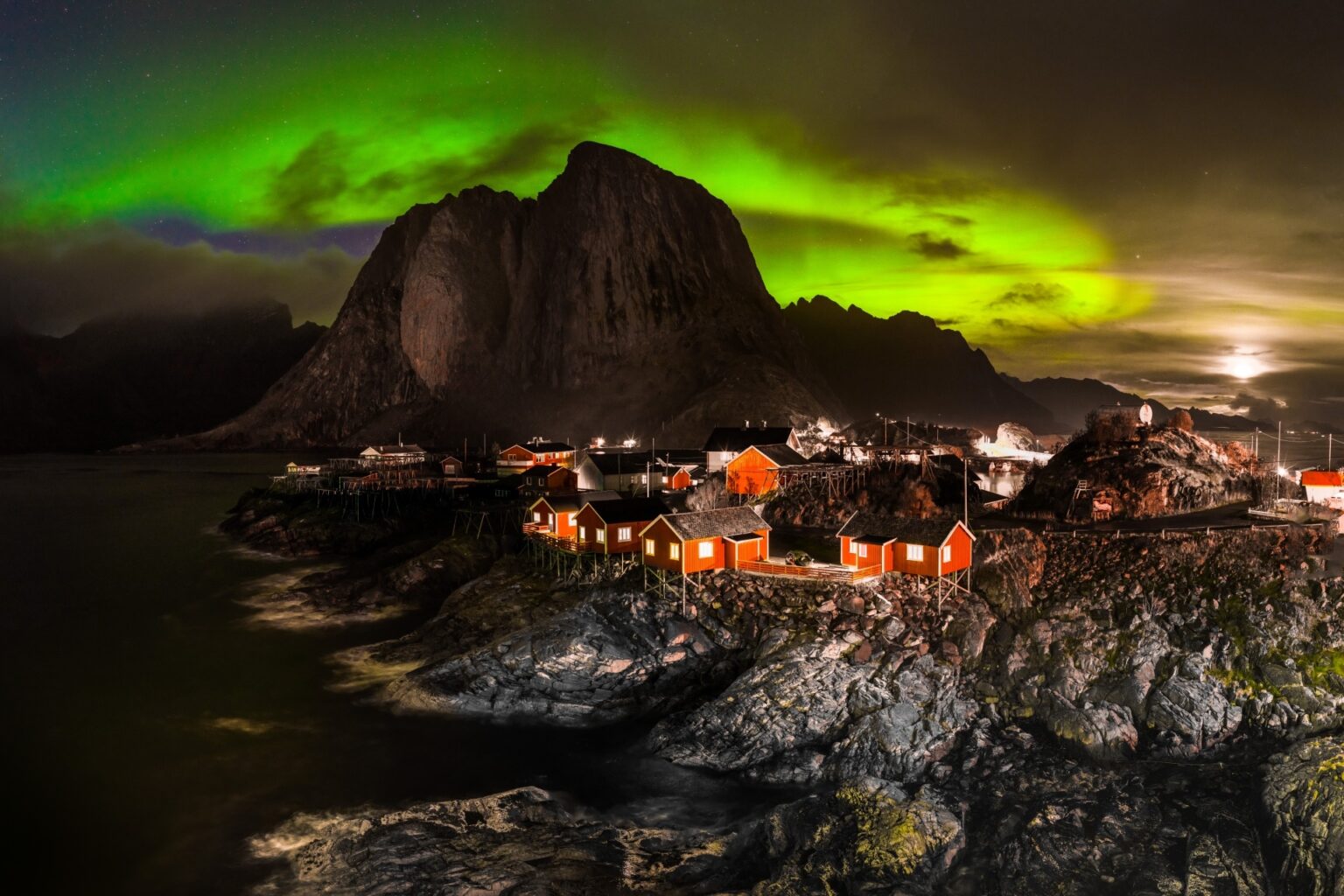 ロフォーテン諸島のオーロラ ノルウェーの冬の風景 北欧の絶景をお届けします 北欧の風景