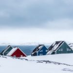 グリーンランドの首都ヌーク郊外のイヌイットの家々　グリーンランドの風景