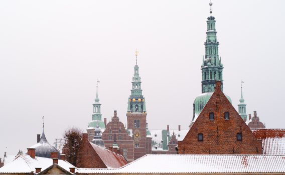 雪のフレデリクスボー城　デンマークの冬の風景