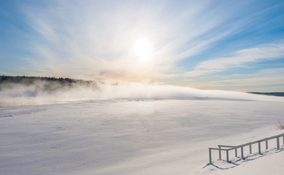 凍結した川と冬の午後の太陽　冬のロバニエミ　フィンランドの冬の風景