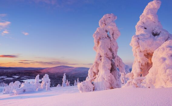 冬の夕暮れのレヴィ　フィンランドの冬の風景