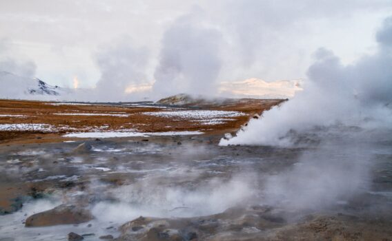クヴェリルの地熱地帯　アイスランドの風景