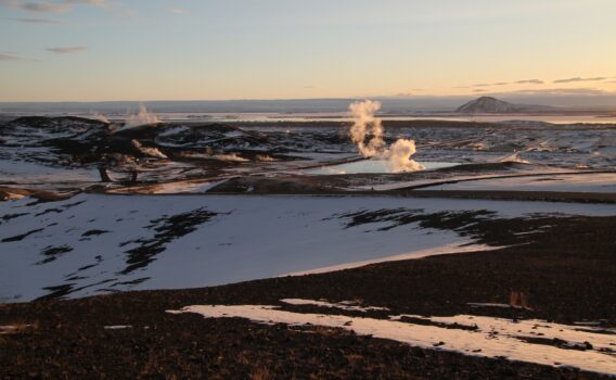 クヴェリルの地熱地帯の風景　アイスランドの風景