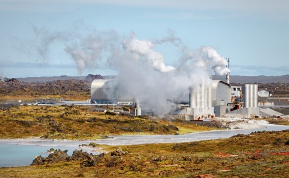 レイキャネスの地熱発電所　アイスランドの風景