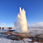 冬の晴れた日のストロックル間欠泉　アイスランドの冬の風景