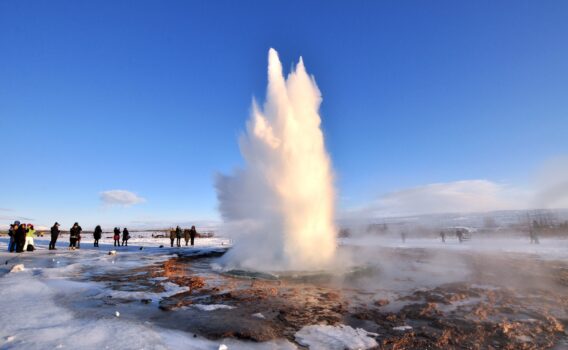 冬の晴れた日のストロックル間欠泉　アイスランドの冬の風景