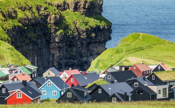 フェロー諸島エストゥロイ島北部の村の風景　デンマークの風景