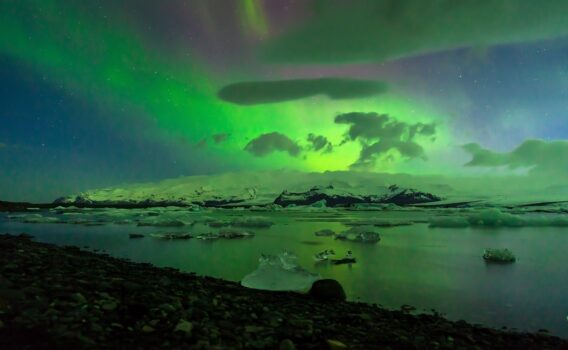 ヨークルスアゥルロゥンのオーロラ　アイスランドの風景