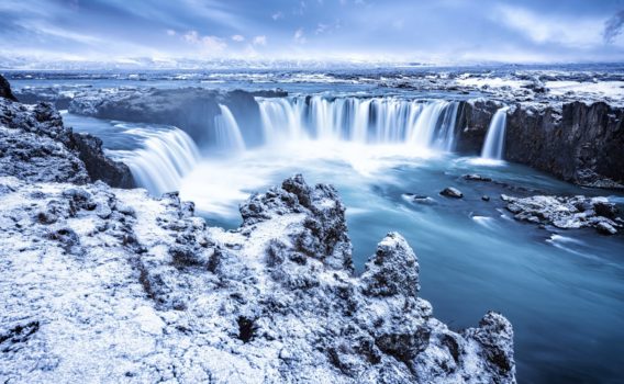 冬のゴーザフォスの風景　アイスランドの冬の風景