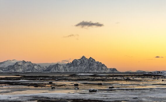 冬の夕暮れの海　ノルウェーの冬の風景