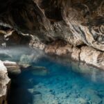 グリョウタギャウの洞窟 ミーヴァトン アイスランドの風景