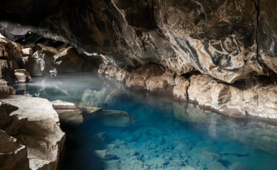 グリョウタギャウの洞窟　アイスランドの風景