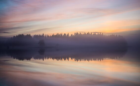 湖のある風景　スウェーデンの風景
