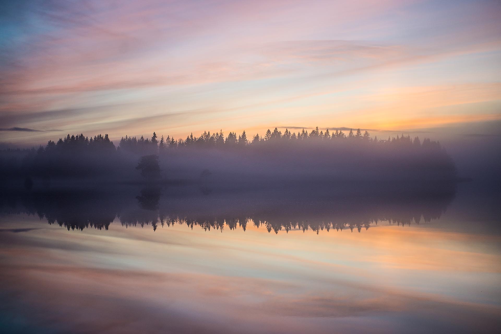 湖のある風景　スウェーデンの風景