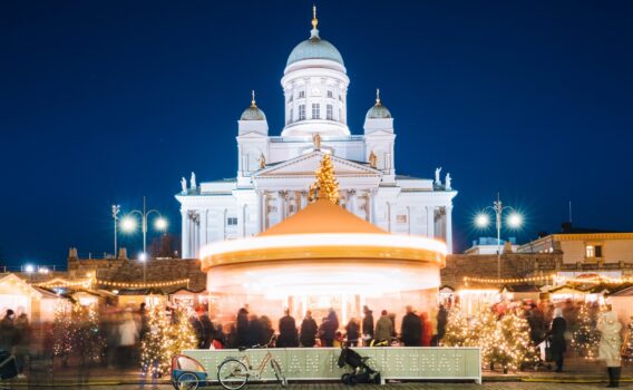 クリスマスのヘルシンキ元老院広場　フィンランドのクリスマスの風景　北欧のクリスマス