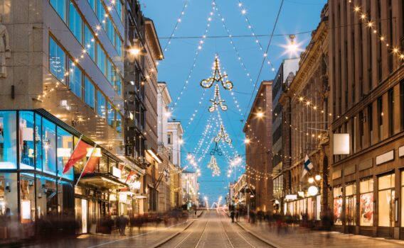 クリスマスのイルミネーションに飾られたヘルシンキの風景　フィンランドのクリスマスの風景