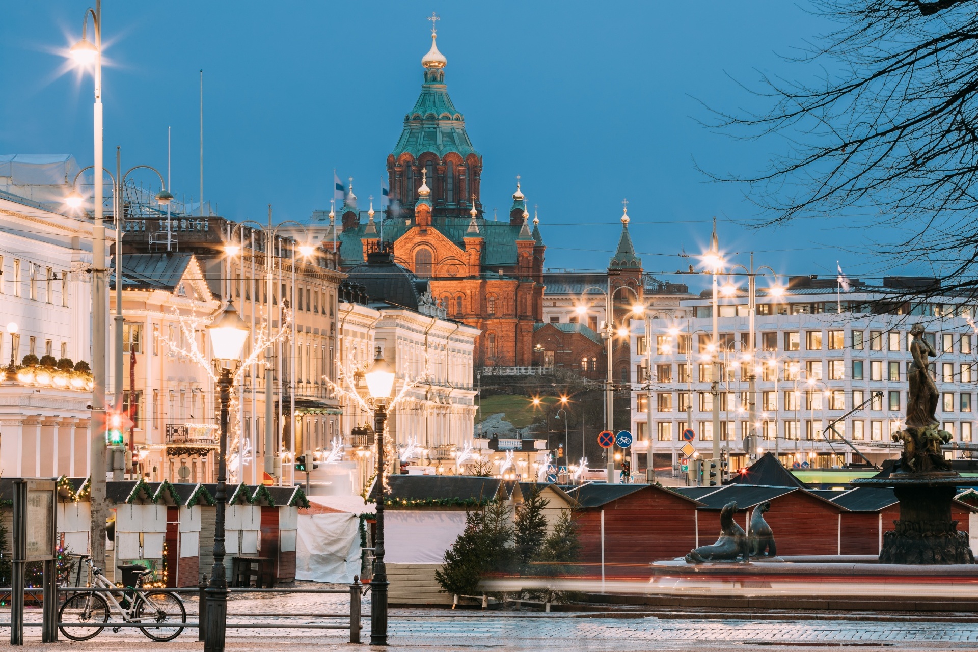 ウスペンスキー大聖堂とクリスマスシーズンのヘルシンキの風景　フィンランドの冬の風景