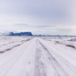 雪と氷に覆われた国道1号線の風景　アイスランドの冬の風景