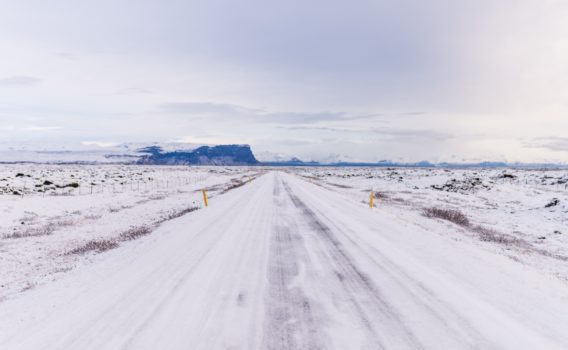 雪と氷に覆われた国道1号線の風景　アイスランドの冬の風景
