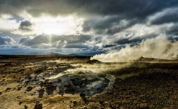 ミーヴァトン近くの地熱地帯　アイスランドの風景