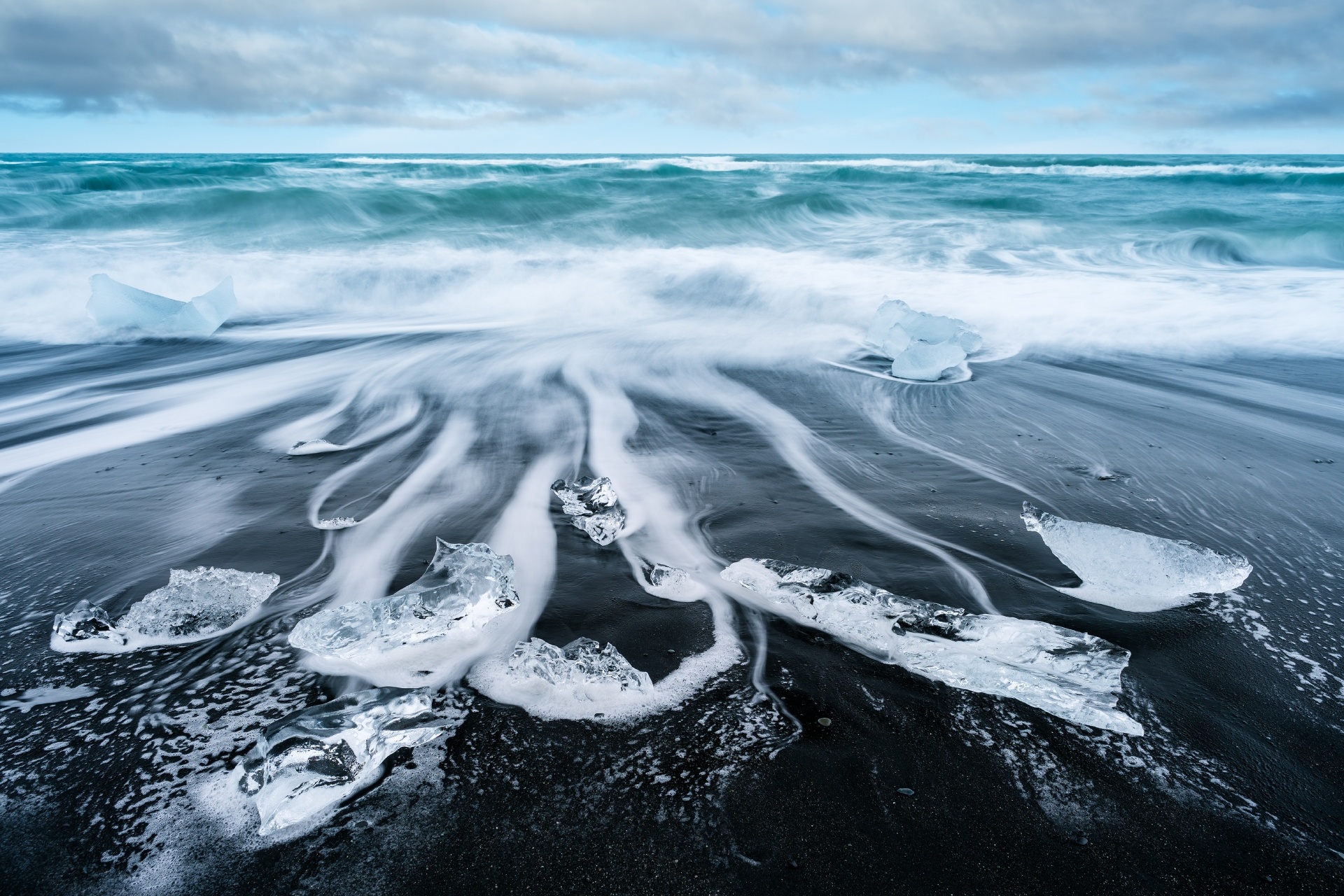 砂浜の氷と大西洋　ブラックサンドビーチ　アイスランドの風景