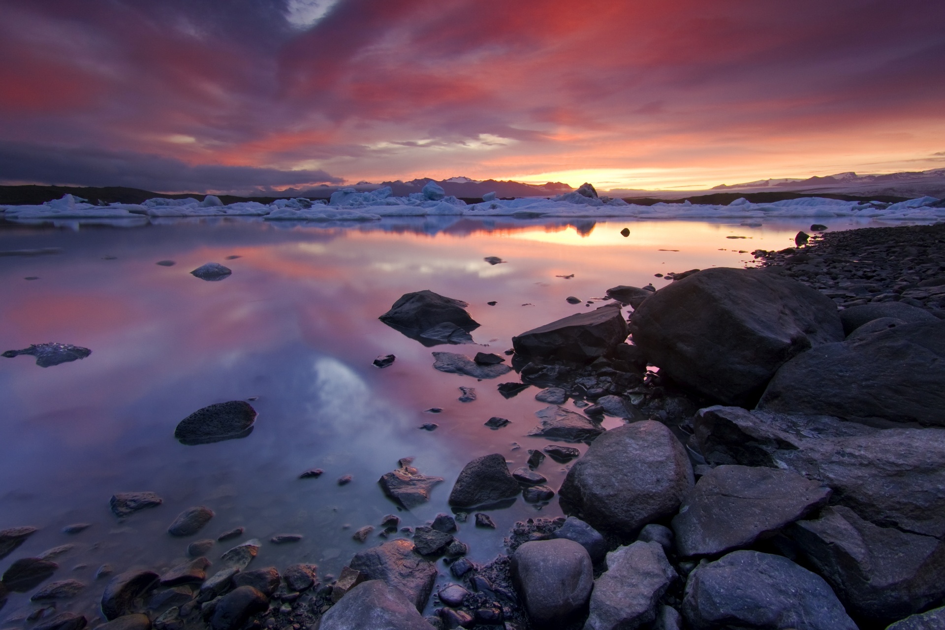 夕暮れのヨークルスアゥルロゥン 　アイスランドの風景