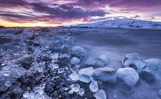 夕暮れのヨークルスアゥルロゥンの風景　アイスランドの風景