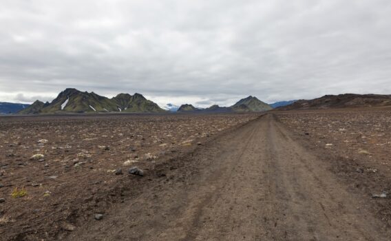 ランドマンナロイガルへの道　アイスランドの風景
