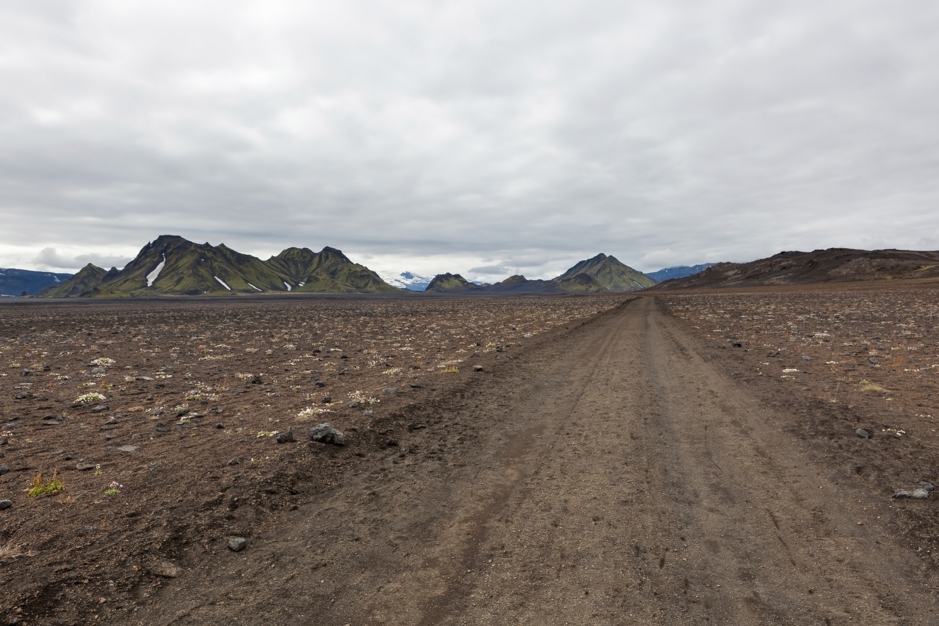 ランドマンナロイガルへの道　アイスランドの風景