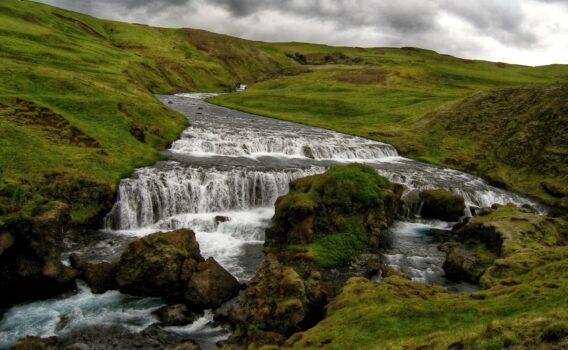 川の流れる風景　アイスランドの風景