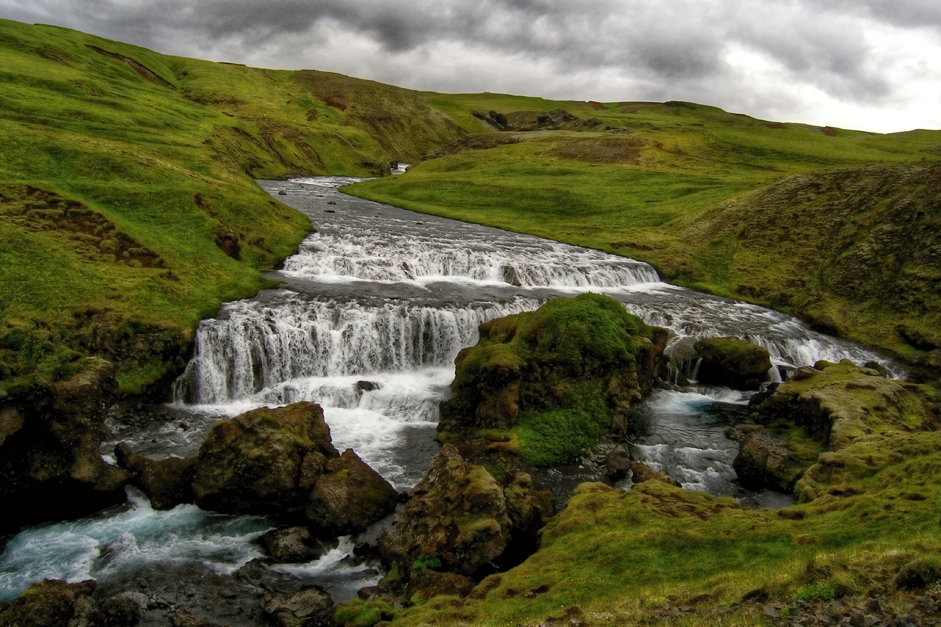 川の流れる風景　アイスランドの風景