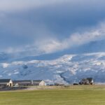エイヤフィヤトラヨークトル火山と農場　アイスランドの風景