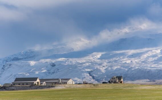エイヤフィヤトラヨークトル火山と農場　アイスランドの風景