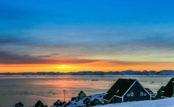 夕暮れのフィヨルド　グリーンランドの風景