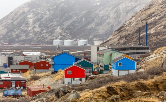 グリーンランド南西部の町「カンゲルルススアーク」　グリーンランドの風景