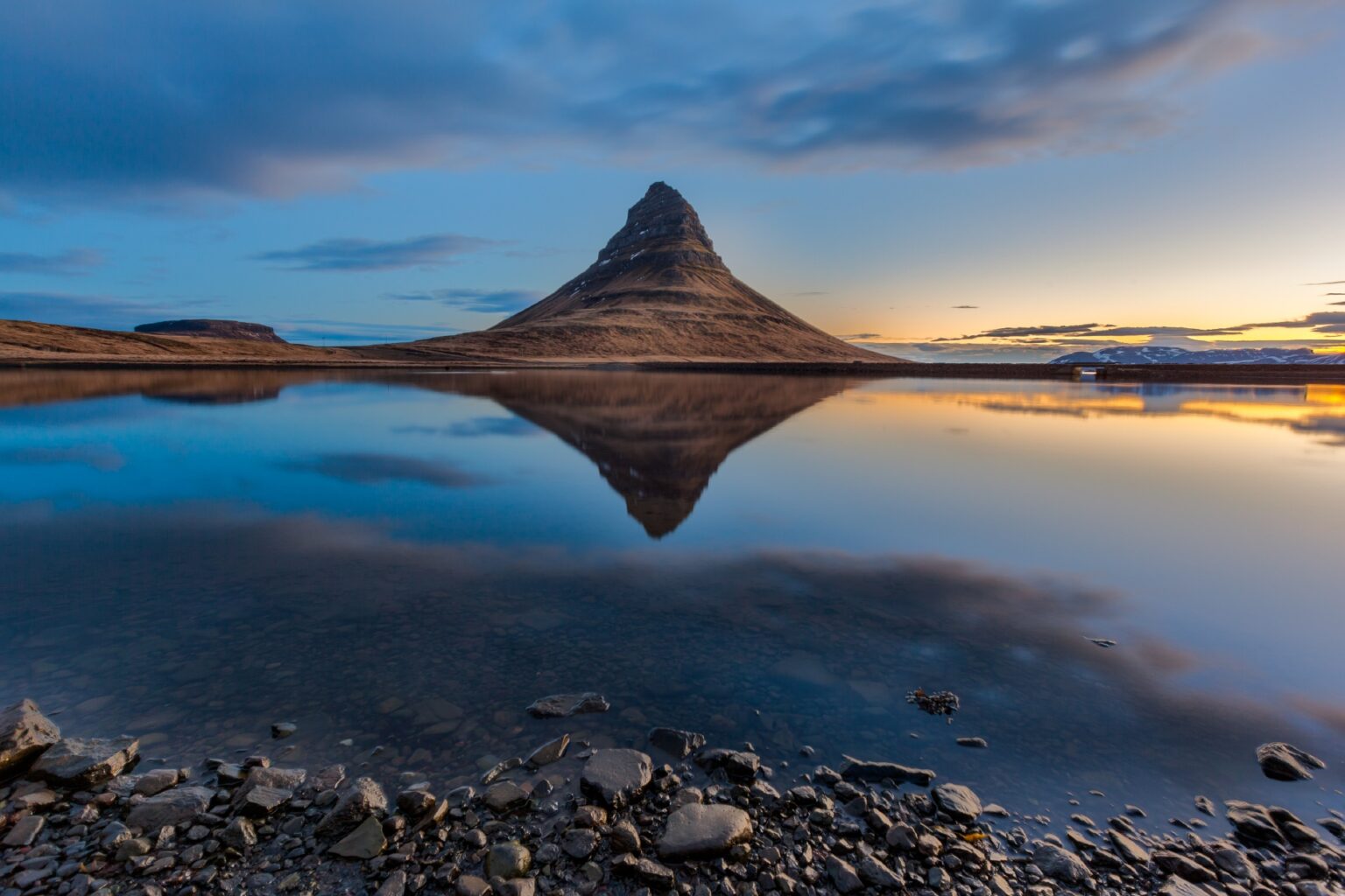 朝のキルキュフェトル山　アイスランドの風景
