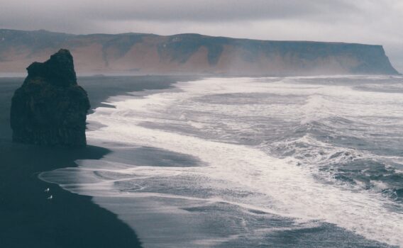 ブラックサンドビーチの風景　アイスランドの風景