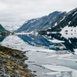 ダルスニッバ山とジュプヴァトネト湖　ノルウェーの風景