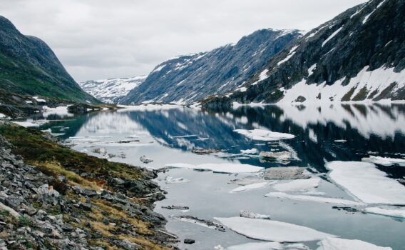 ダルスニッバ山とジュプヴァトネト湖　ノルウェーの風景