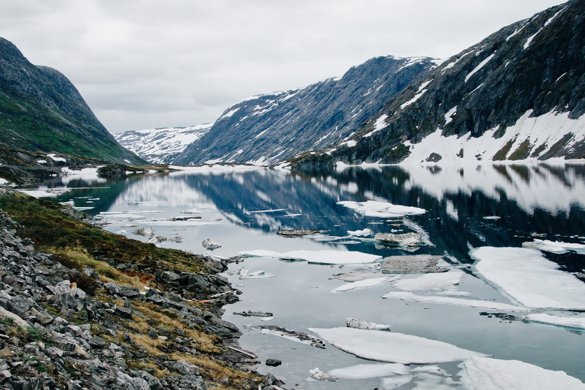 ダルスニッバ山とジュプヴァトネト湖　ノルウェーの風景
