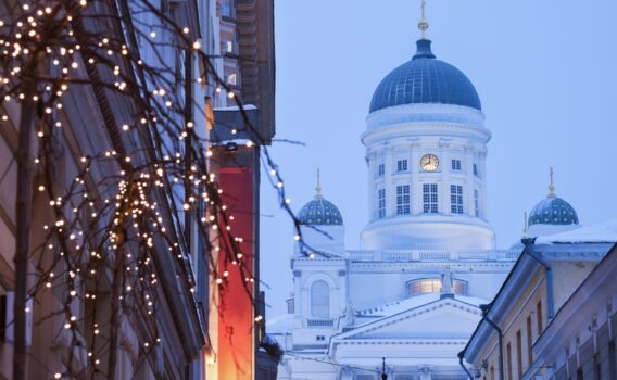 ヘルシンキ大聖堂とクリスマスの装飾　フィンランドのクリスマスの風景