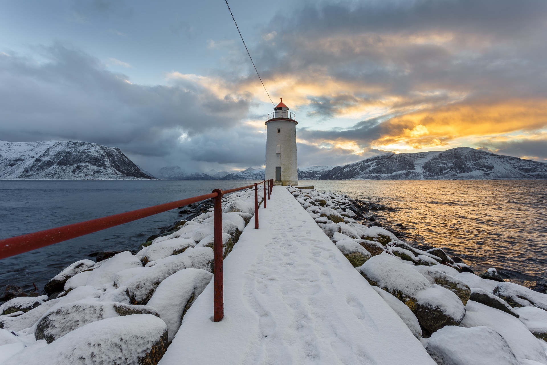 冬のホーグステイン灯台　ゴードヤ島（グーデイ島）　ノルウェーの風景