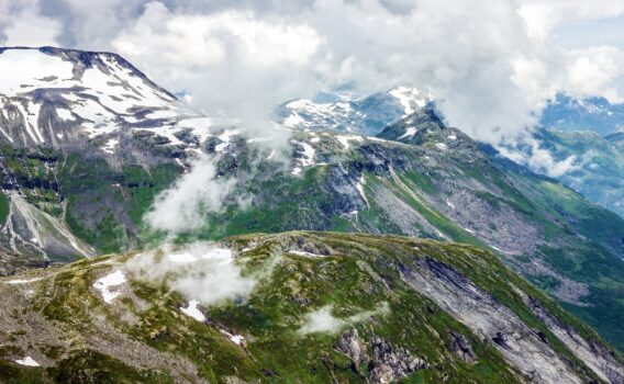 ガイランゲルフィヨルドの山々　ノルウェーの風景