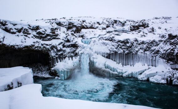 凍てつく冬の風景　アイスランドの風景