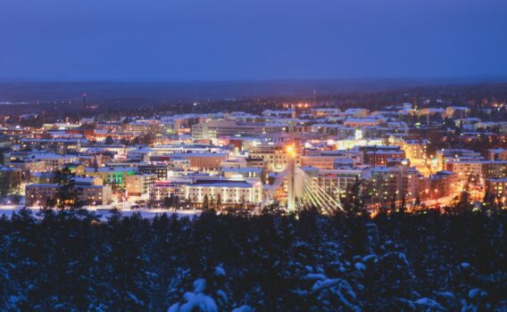 冬の夜のロヴァニエミ　フィンランドの冬の風景