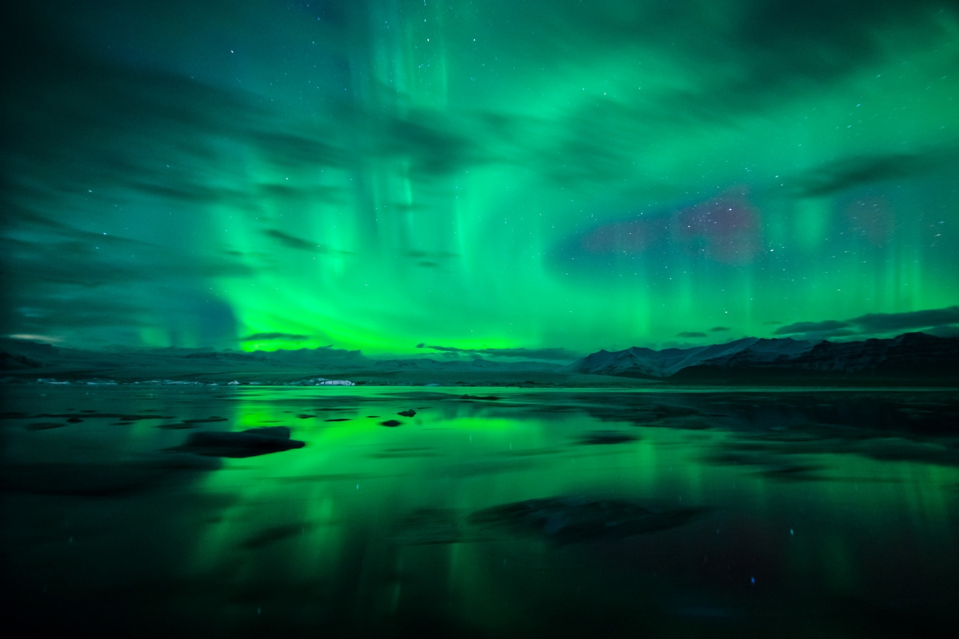 ヨークルスアゥルロゥン氷河湖とオーロラの風景　アイスランドの風景